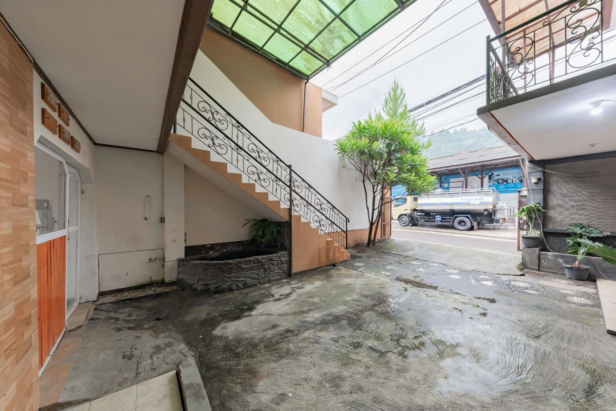 Reddoorz Near Cikole Lembang Hotel ภายนอก รูปภาพ